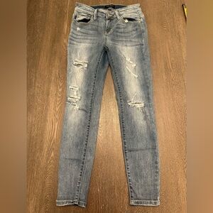 JUDY BLUE LIGHT WASH SKINNY FIT DISTRESSED JEANS - Size 7 / 28
